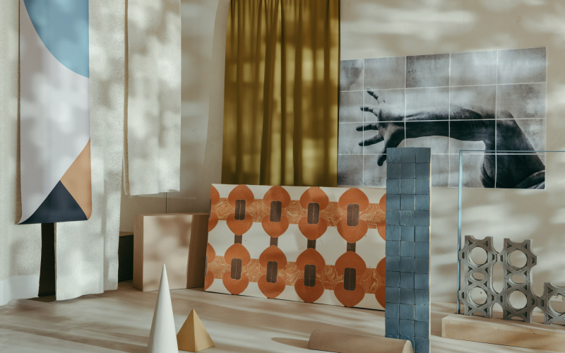 Una scena con diverse piastrelle di terracotta con motivi geometrici, su uno sfondo di carta
