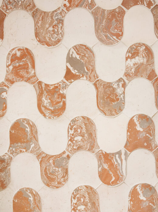 Rivestimento murale con piastrelle bianche e arancioni a forma di S.
