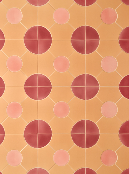 Rivestimento murale con piastrelle rosa, rosse e arancioni a forma di cerchio