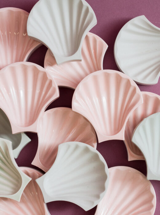 Piatti a forma di conchiglia rosa e beige.