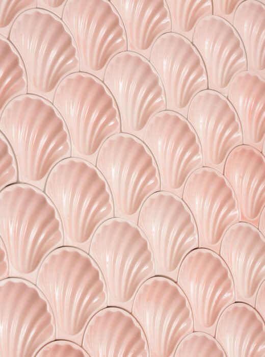 Rivestimento murale con piastrelle a forma di conchiglia color rosa