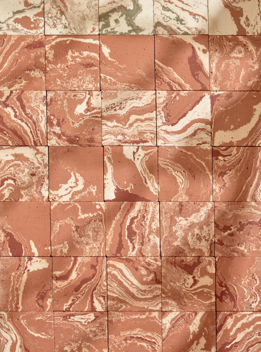 Rivestimento murale con piastrelle rettangolari in terracotta con venature marmore