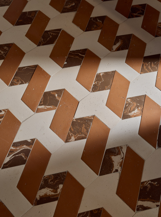 Pavimento in terracotta e marmo con disegno geometrico a zig-zag
