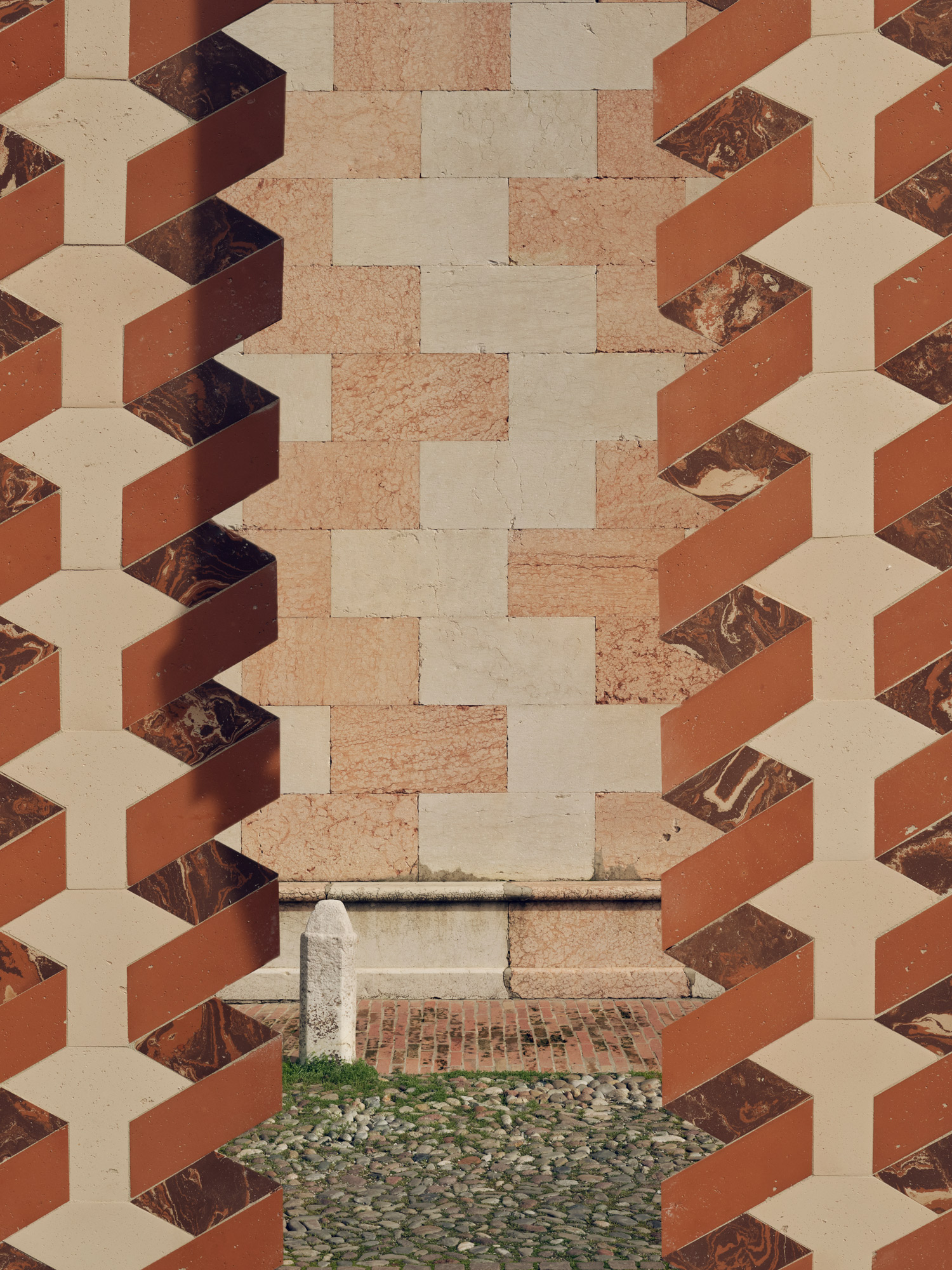 Porta in legno ad arco su una parete scrostata, con blocchi di terracotta decorativi in primo piano